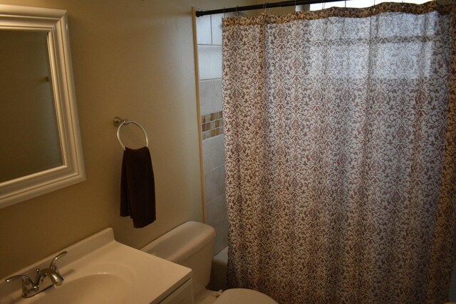 full bathroom featuring toilet, vanity, and shower / tub combo with curtain