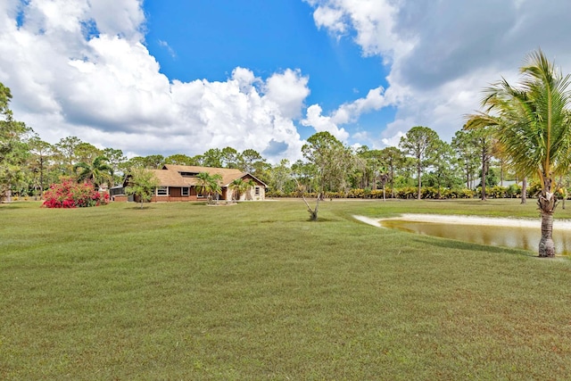 view of grassy yard featuring a water view