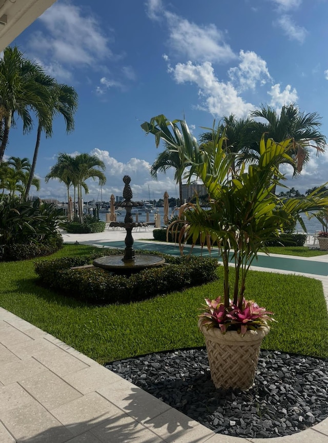 215 N Birch Rd Unit 8C, Fort Lauderdale, FL 33304 - view of community featuring a yard