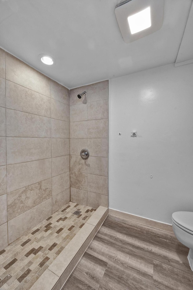 2660 Albatross Rd N Unit 6-C, Delray Beach, FL 33444 - bathroom featuring tiled shower, toilet, wood finished floors, recessed lighting, and baseboards