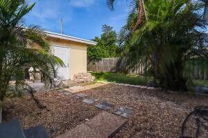 103 SE 5th Ave, Boynton Beach, FL 33435 - view of yard featuring fence, an outdoor structure, and a storage shed
