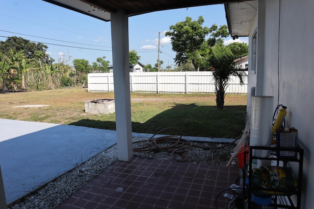 view of yard featuring a patio area