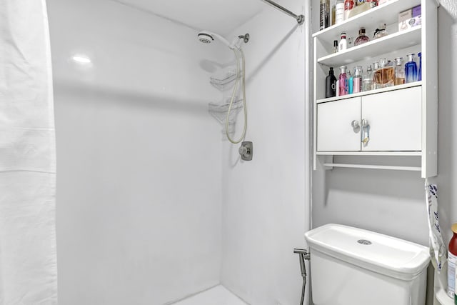 bathroom featuring a shower with shower curtain
