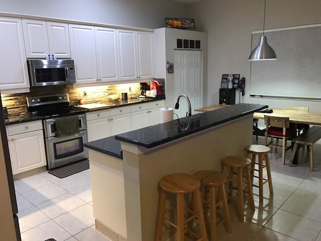 1366 Crossbill Ct, Weston, FL 33327 - kitchen with stainless steel appliances, light tile patterned floors, and tasteful backsplash