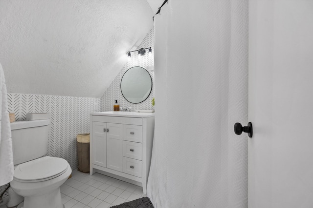12389 186th St N, Jupiter, FL 33478 - full bathroom featuring lofted ceiling, toilet, wallpapered walls, tile patterned flooring, and vanity