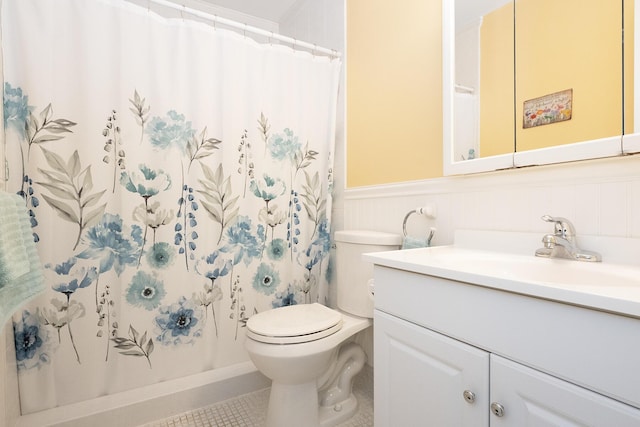 915 Savannas Point Dr Unit E, Fort Pierce, FL 34950 - bathroom featuring toilet, tile patterned floors, a wainscoted wall, a shower with curtain, and vanity