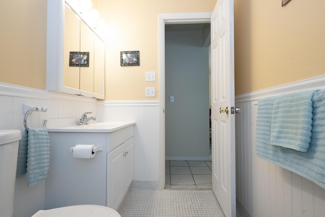 915 Savannas Point Dr Unit E, Fort Pierce, FL 34950 - half bathroom with wainscoting, toilet, tile patterned floors, and vanity