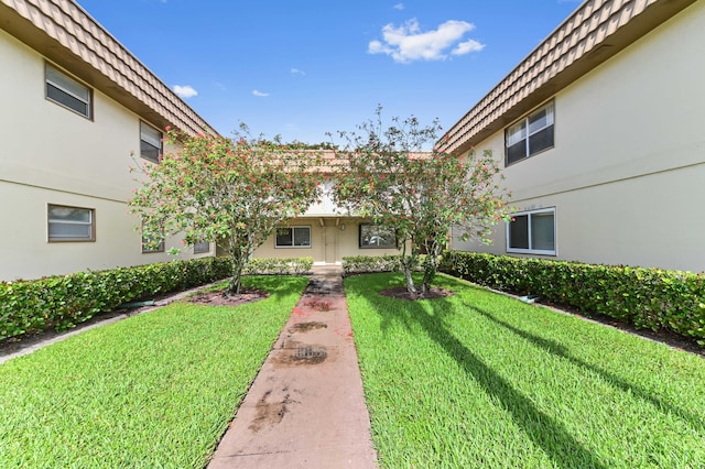 view of property's community featuring a lawn