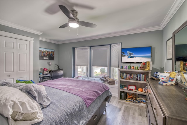 bedroom featuring wood finished floors, a closet, ceiling fan, and crown molding