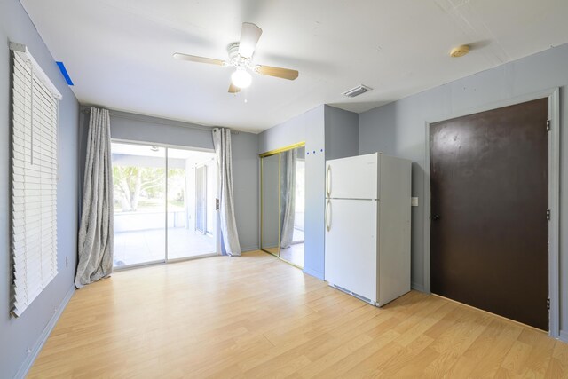 280 NW Airoso Blvd, Port Saint Lucie, FL 34983 - spare room featuring light wood-style flooring, a ceiling fan, a smoke detector, and baseboards