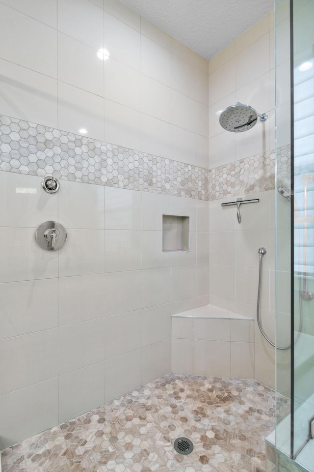 6028 Curie Pl, Palm Beach Gardens, FL 33418 - bathroom featuring tiled shower