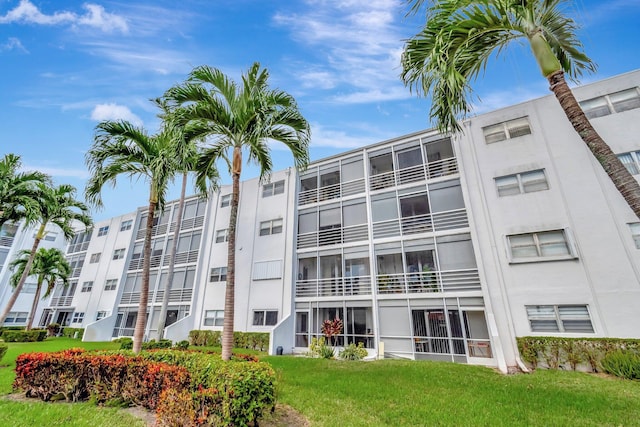 view of apartment building / complex