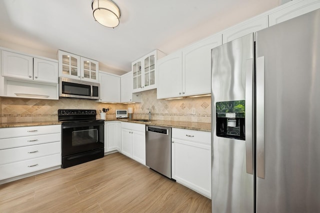 4078 Quail Ridge Dr N Unit A, Boynton Beach, FL 33436 - kitchen with stainless steel appliances, tasteful backsplash, light wood-style floors, and white cabinets