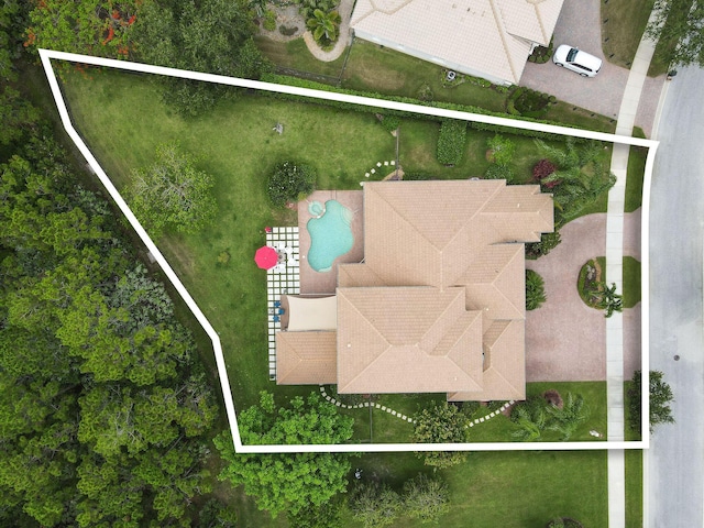 7668 SE Laque Cir, Stuart, FL 34997 - aerial view of property and surrounding area featuring property boundaries highlighted and a pool area
