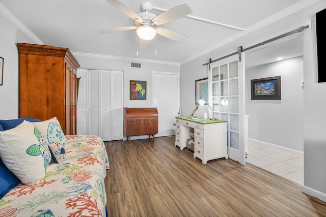 20 NE Plantation Rd Unit 203, Stuart, FL 34996 - sitting room featuring wood finished floors, a ceiling fan, crown molding, and baseboards