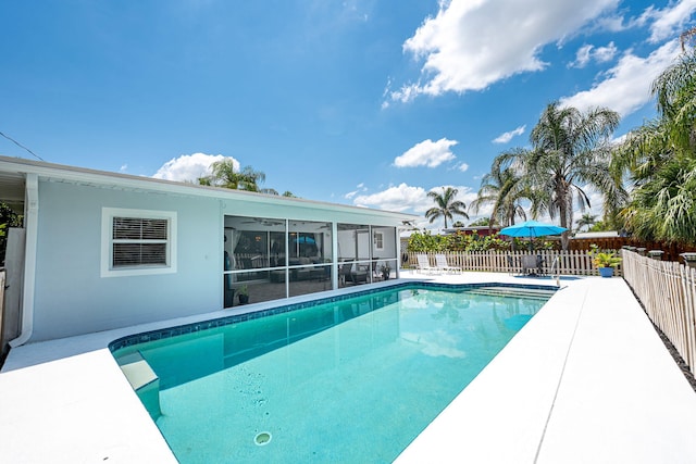 3056 SE Morningside Blvd, Port Saint Lucie, FL 34952 - view of swimming pool featuring a fenced backyard, a sunroom, and ceiling fan