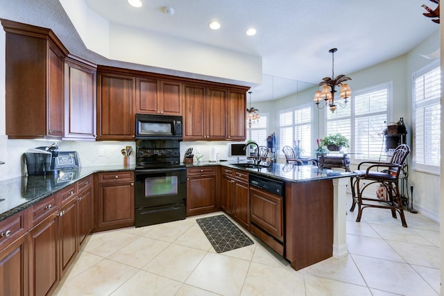 112 Palm Bay A Dr Unit A, Palm Beach Gardens, FL 33418 - kitchen with black appliances, a peninsula, a chandelier, a sink, and healthy amount of natural light