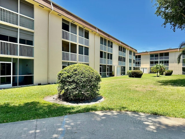 view of apartment building / complex