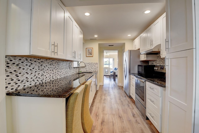 830 Greensward Ct Unit 107-H, Delray Beach, FL 33445 - kitchen featuring appliances with stainless steel finishes, a sink, under cabinet range hood, light wood-style floors, and white cabinets