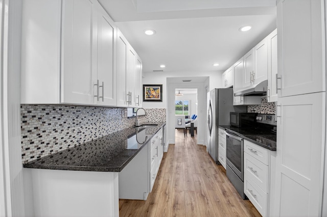 830 Greensward Ct Unit 107-H, Delray Beach, FL 33445 - kitchen with stainless steel electric range oven, under cabinet range hood, white cabinets, light wood-style floors, and backsplash
