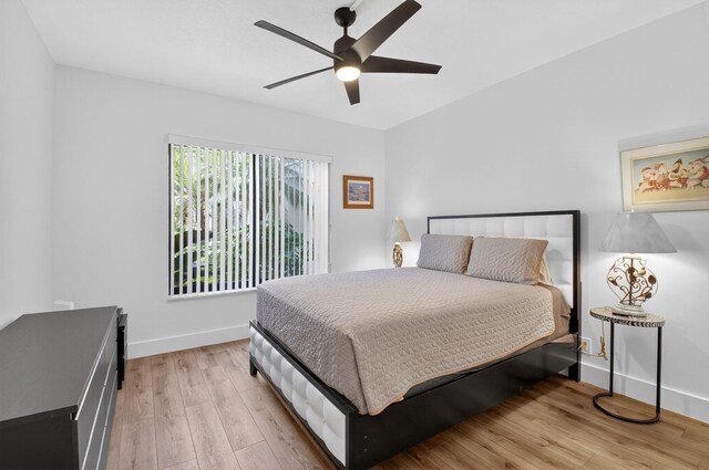 830 Greensward Ct Unit 107-H, Delray Beach, FL 33445 - bedroom with light wood-style floors and ceiling fan