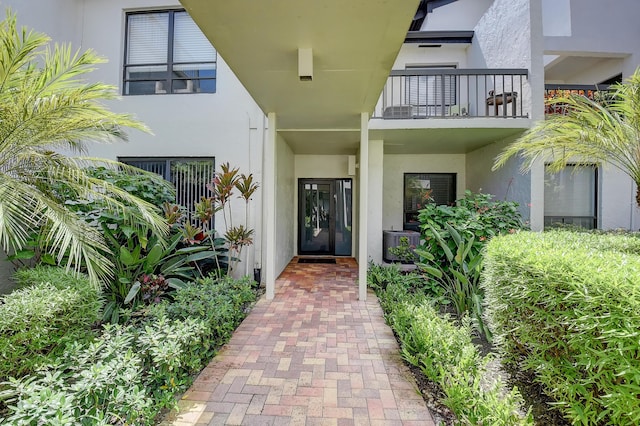 830 Greensward Ct Unit 107-H, Delray Beach, FL 33445 - property entrance with stucco siding and a balcony