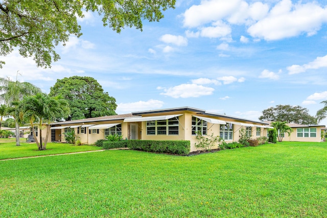 1045 Circle Ter E Unit D, Delray Beach, FL 33445 - mid-century modern home with stucco siding and a front yard