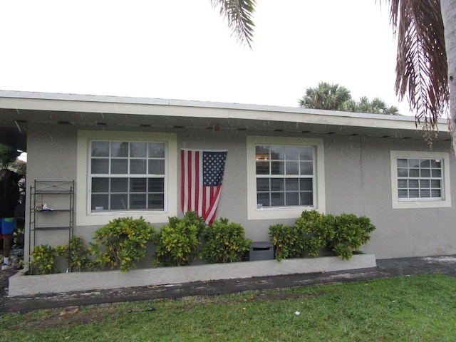 ranch-style home featuring stucco siding