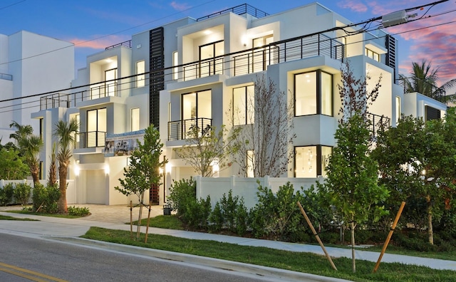 view of front facade featuring stucco siding