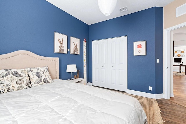 7267 Prudencia Dr, Lake Worth, FL 33463 - bedroom featuring wood finished floors, baseboards, and a closet