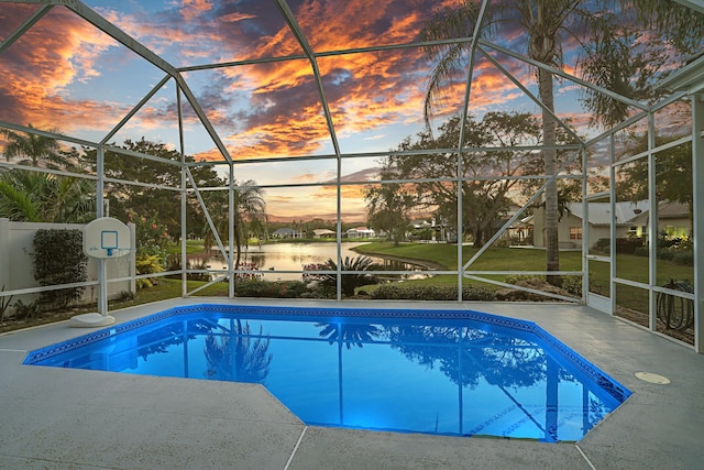 6193 Winding Lake Dr, Jupiter, FL 33458 - pool at dusk featuring a lanai, an outdoor pool, and a water view