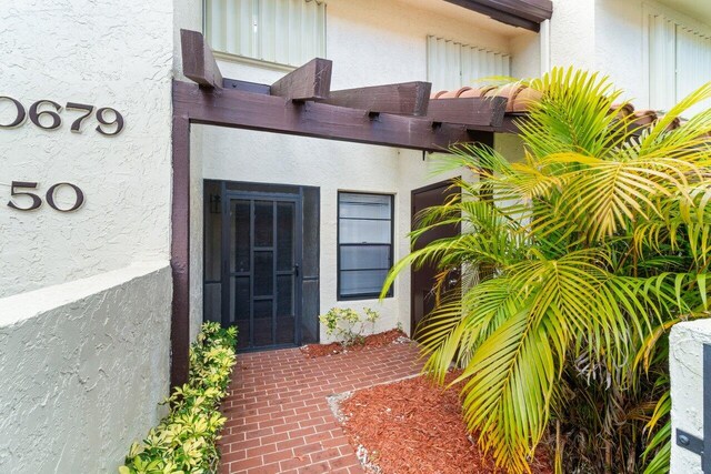 10679 Ocean Palm Way Unit 101, Boynton Beach, FL 33437 - entrance to property featuring stucco siding