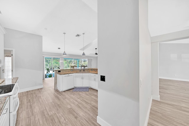 139 NE Royce Ave, Port Saint Lucie, FL 34983 - kitchen with white appliances, light wood-type flooring, a peninsula, a sink, and vaulted ceiling