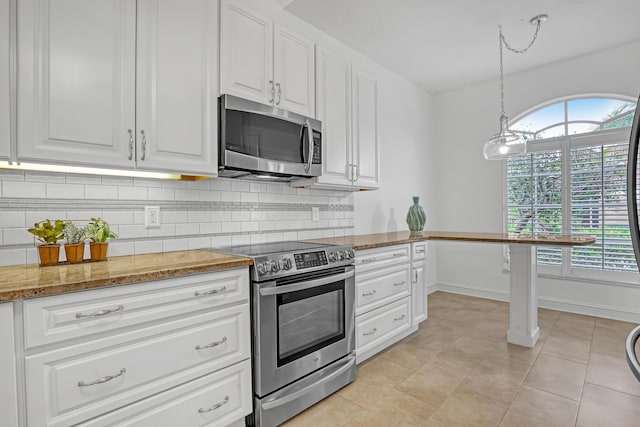 3035 Casa Rio Ct, Riviera Beach, FL 33418 - kitchen with stainless steel appliances, tasteful backsplash, white cabinetry, and baseboards
