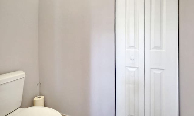 4128 Cascada Cir, Cooper City, FL 33024 - bathroom featuring a closet and toilet