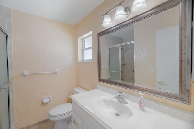 full bath with tiled shower, toilet, and vanity