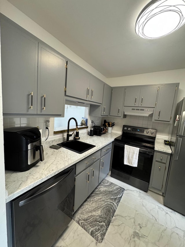 kitchen with electric stove, freestanding refrigerator, dishwasher, and gray cabinets