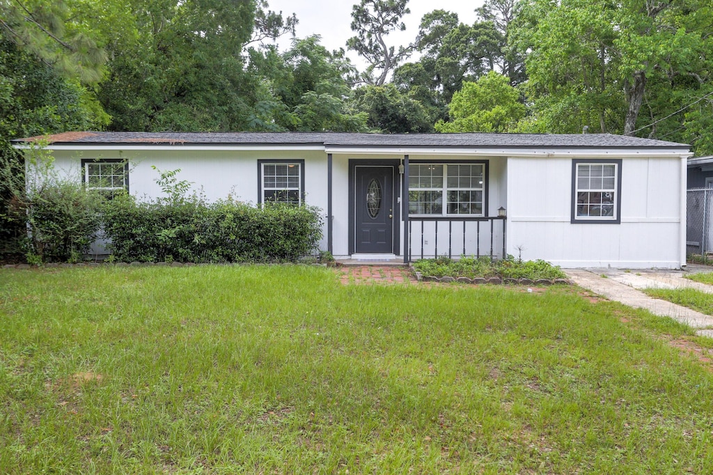 811 Fremont Ave, Pensacola, FL 32505 - ranch-style home featuring a front lawn
