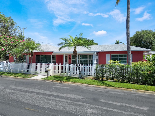 1001 N Lakeside Dr, Lake Worth Beach, FL 33460 - ranch-style home featuring a fenced front yard