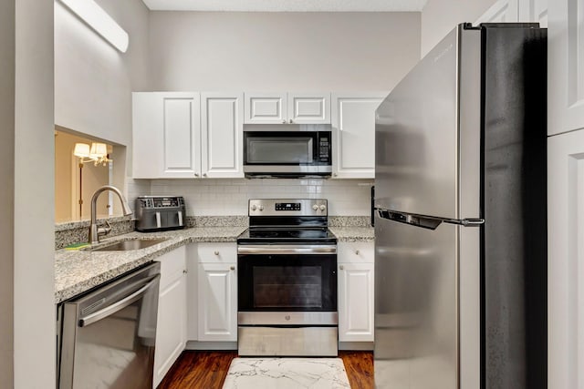 5450 Verona Dr Unit L, Boynton Beach, FL 33437 - kitchen featuring stainless steel appliances, a sink, white cabinets, and a chandelier