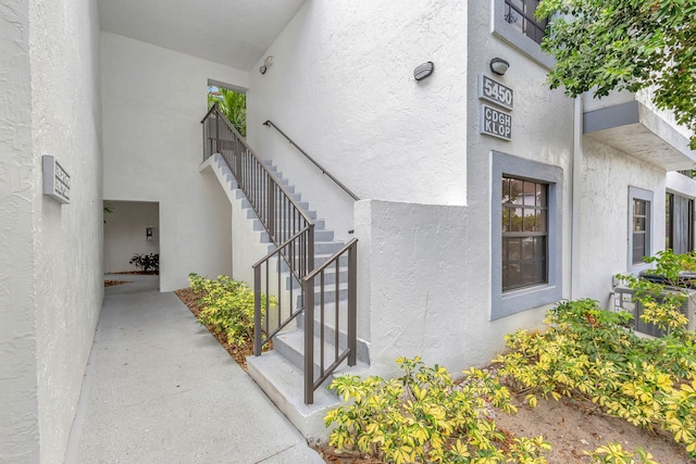 5450 Verona Dr Unit L, Boynton Beach, FL 33437 - entrance to property with stucco siding