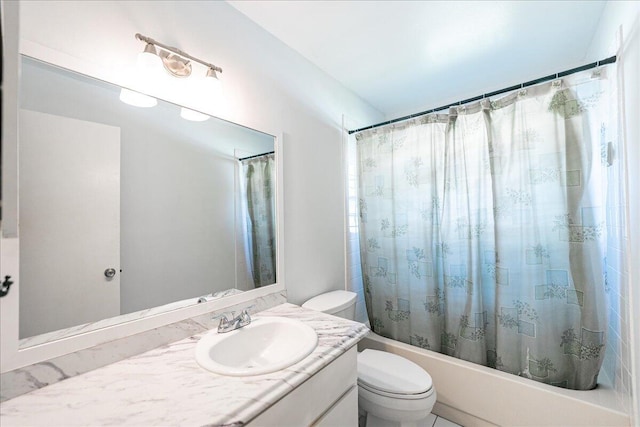 full bathroom with toilet, vanity, and shower / bath combo