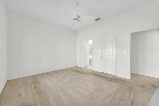carpeted empty room featuring a ceiling fan