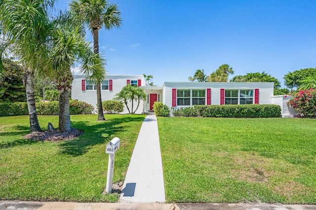 940 Lantern Ln, Vero Beach, FL 32963 - view of front facade featuring a front yard and stucco siding