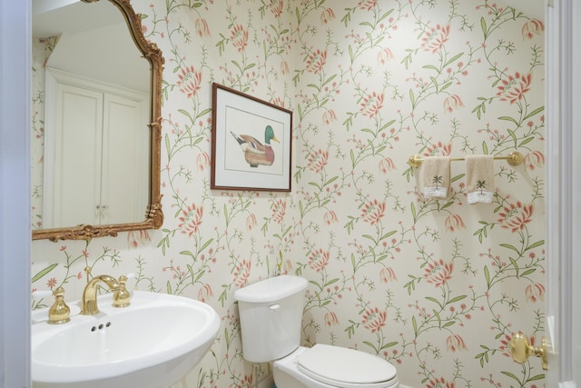 218 El Brillo Way, Palm Beach, FL 33480 - bathroom with wallpapered walls, a sink, and toilet