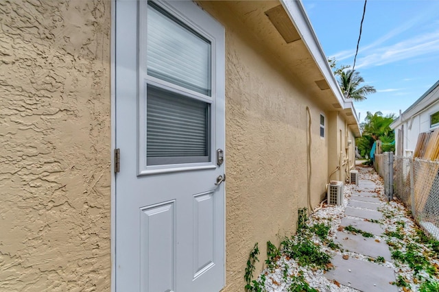 125 E Hart St, Lantana, FL 33462 - view of home's exterior featuring stucco siding