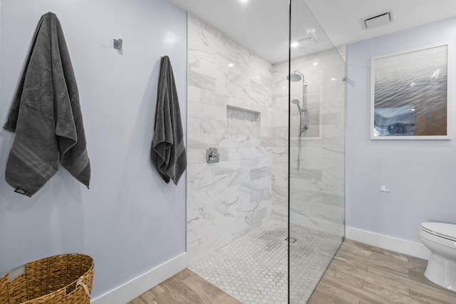 full bathroom with toilet, baseboards, wood finished floors, and recessed lighting