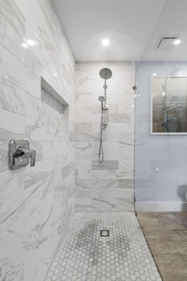 full bathroom featuring a tile shower