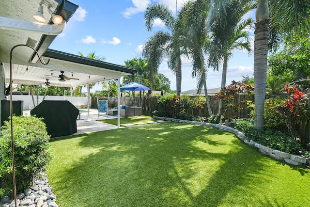 view of yard with a ceiling fan, outdoor lounge area, and a patio