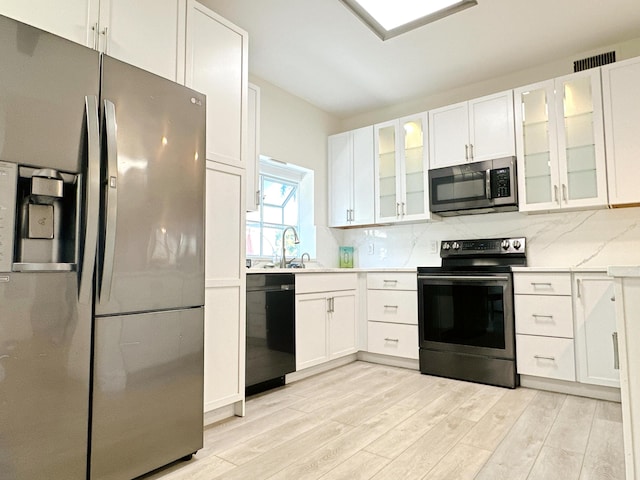 11666 Briarwood Cir Unit 1, Boynton Beach, FL 33437 - kitchen with stainless steel appliances, light wood-style floors, light countertops, a sink, and white cabinetry